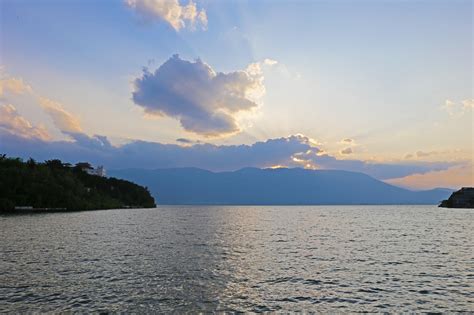  Erhai Gölü'nde Rüya Gibi Bir Gün Batımı ve Serinleten Bir Gökyüzü!