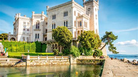  Castello di Miramare: Gizemli Bir İtalyan Şatosunun Hikayesi!