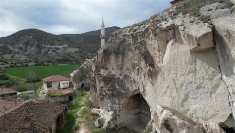 Dêqên Manastırı: Kutsal Dağlar ve Mohikan Tarihine Yolculuk!