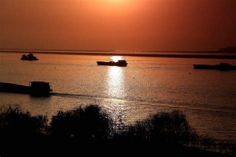 Dongting Gölü'nün Gizli Cennetlerinden Birisi: Yueyang Binik Şehri'nin Muhteşem Manzaraları!