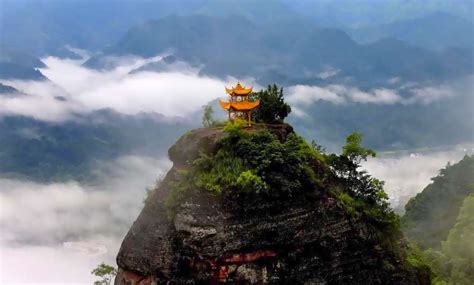 Qiyun Mountain Manastırı: Gökyüzüne Dokunan Bir Tarihi İnci!