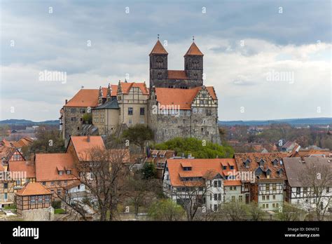 Quedlinburg Kalesi: Tarihin İçinde Kaybolmak ve Muhteşem Manzaraları Keşfetmek!