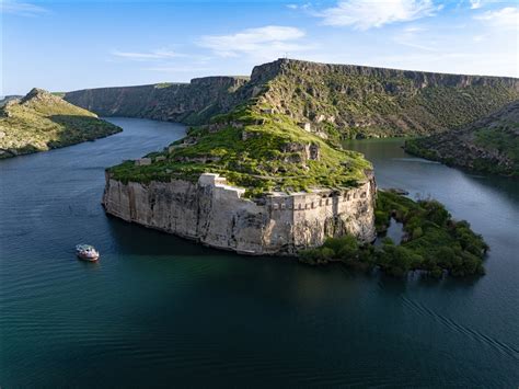  Rumkale Kalesi: Güçlü Bir Tarihi ve Muhteşem Fırat Manzarası