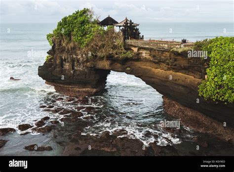 Tanah Lot Tapınağı: Bali'nin Muhteşem Sahile Uzanan Eski Bir Kutsal Mekanı Keşfedin!