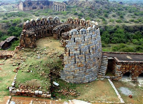  Tughlaqabad Kalesi: Tarihin Gizemli Evleri ve Muhteşem Manzaraları!