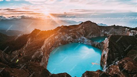 Volcano Views:  Kelimutu Krater Göllerinin Mistik Güzelliği!