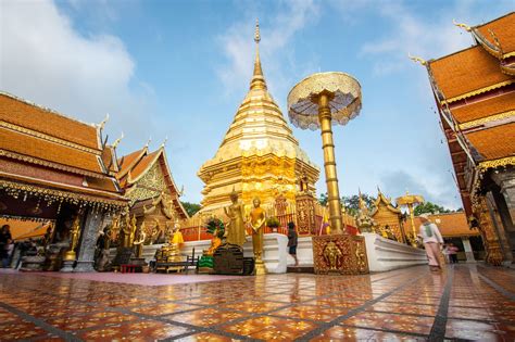 Wat Phra That Doi Suthep: Manevi Bir Yolculuk ve Şehrin Panoramik Manzarası!